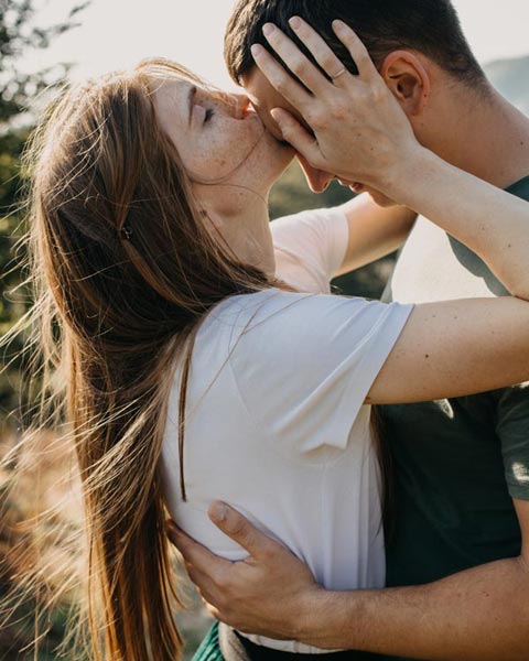 Couple poses Kising on Forehead