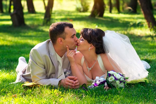 Couple poses Lying on the Ground and Kissing