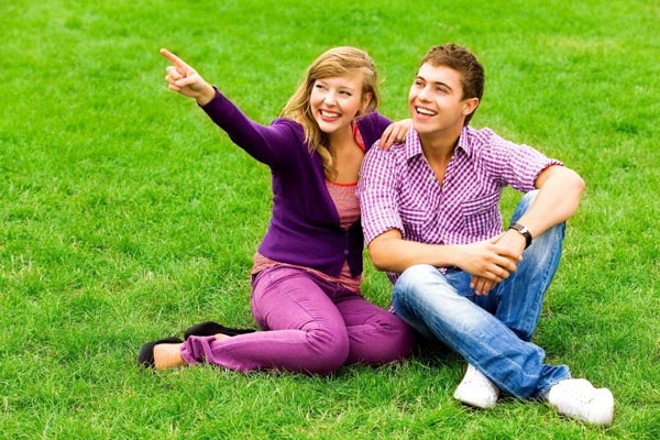 Couple poses Pointing a Subject